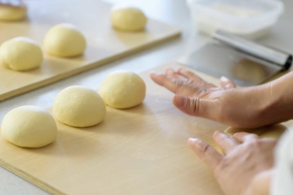 パンの整形 生地を丸める