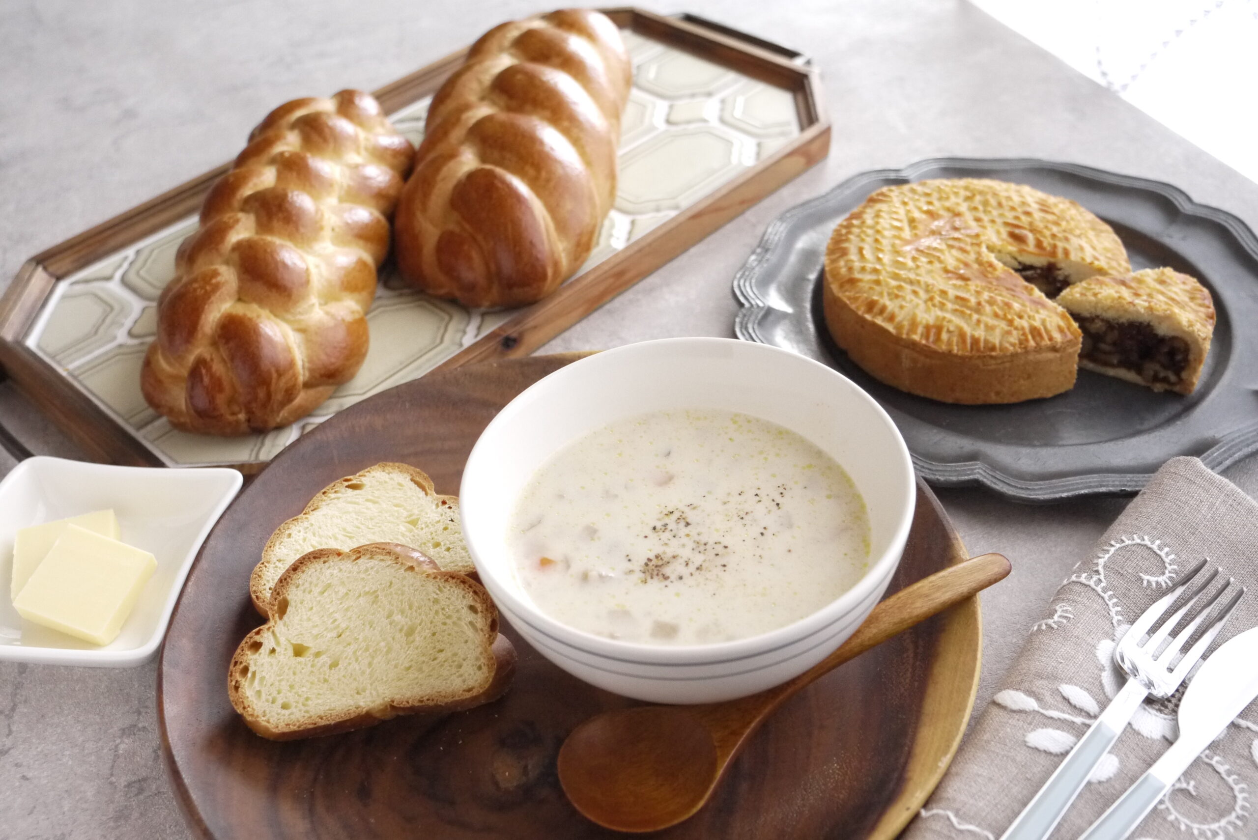 四季のパンレッスン(2026年1・2月) 〜 スイスのツオップ、胡桃とキャラメルのタルト、大麦と根菜のスープ